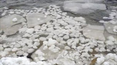 Buz, dondurucu soğukta gölde yüzüyor, zaman akıp gidiyor.