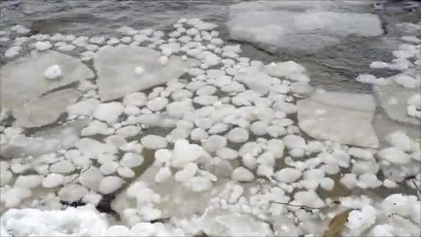 Ijsschotsen Een Meer Ijzige Temperaturen Tijdsverloop — Stockvideo