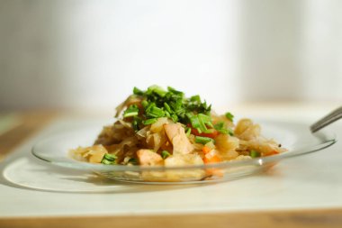 Cam tabakta etli lahana yahnisi.