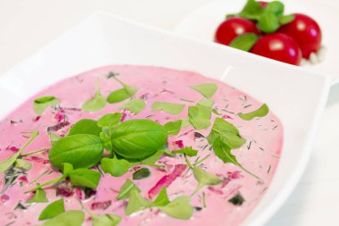 Pancarlı soğuk yaz sebze çorbası. Esrar çorbası..