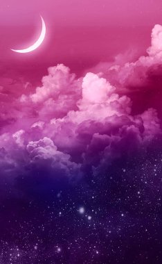 Sihirli, pembe ay ışığı ve uzayın derinliklerinde parlak yıldızlar yumuşak kabarık bulutları ve mor kozmik gökyüzü olan yumuşak, peri masalı bir arka plan..