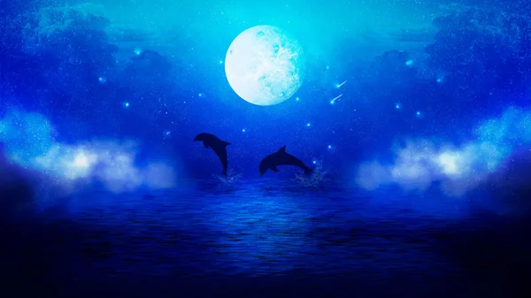 美妙的夜景 有着迷人的深蓝色的大海和雾蒙蒙的云彩 在无边无际的星空和明亮的大月亮的映衬下跳跃着海豚 — 图库照片
