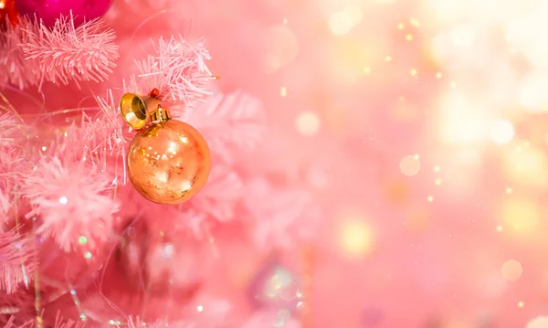 Weiße Zweige Eines Weihnachtsbaums Mit Weihnachtskugeln Auf Verschwommenem Rosa Hintergrund Stockbild