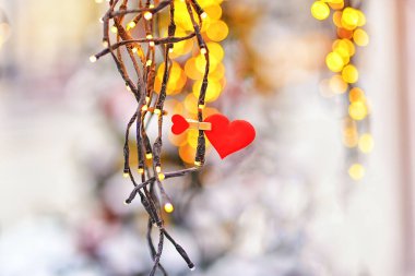 Kırmızı kalp arka planda sarı bokeh ile. Sevgililer Günü arkaplanı