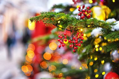 Yeni yıl ışıklarıyla bulanık arkaplanda dekore edilmiş Noel ağacı