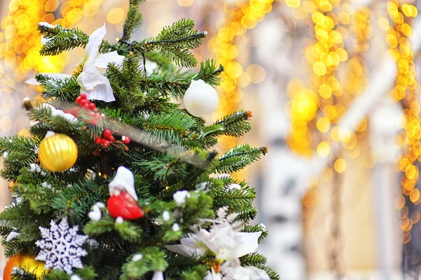 Kerstboom Een Straat Stad Tegen Achtergrond Van Nieuwjaar Lichten Bokeh — Stockfoto