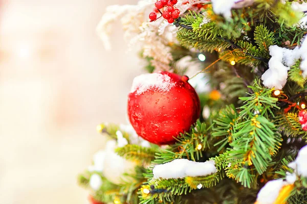 Kerstboom Decoraties Rode Bal Boom Tegen Achtergrond Van Nieuwjaarslicht Bokeh — Stockfoto