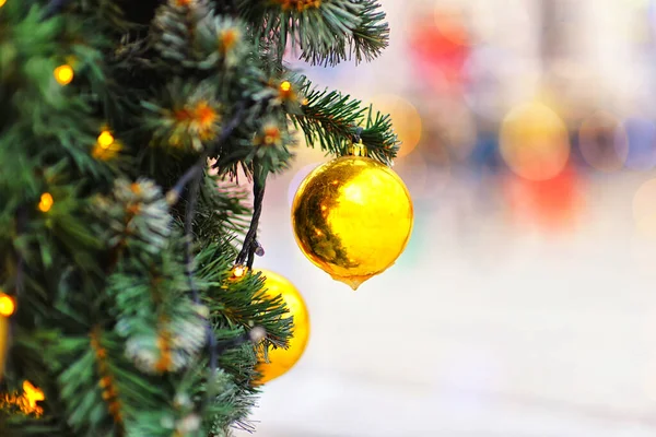 Kerstboom Decoraties Gouden Bal Boom Tegen Achtergrond Van Nieuwjaarslicht Bokeh — Stockfoto