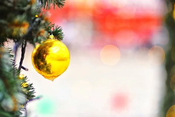 Kerstboom Decoraties Gouden Bal Boom Tegen Achtergrond Van Nieuwjaarslicht Bokeh — Stockfoto