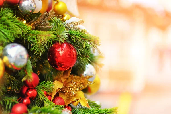 Kerstboom Decoraties Rode Bal Boom Tegen Achtergrond Van Nieuwjaarslicht Bokeh — Stockfoto