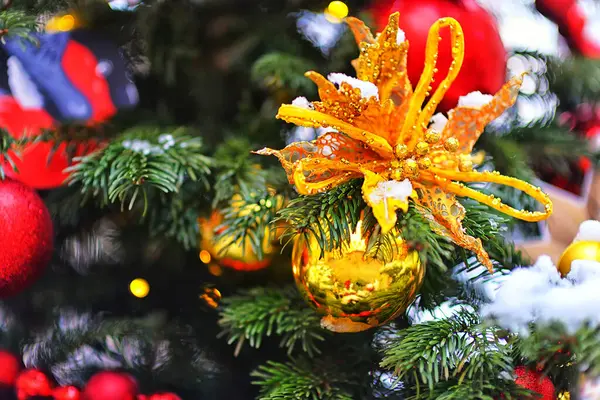 Kerst Boom Decoraties Een Gouden Bloem Een Kerstboom Tegen Achtergrond — Stockfoto