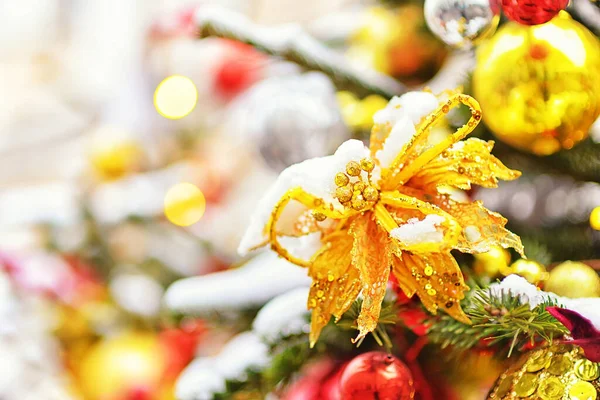 Kerst Boom Decoraties Een Gouden Bloem Een Kerstboom Tegen Achtergrond — Stockfoto