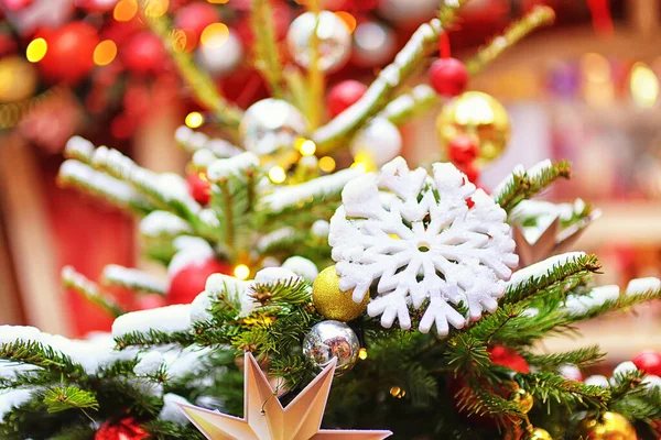 Versierde Kerstboom Wazig Achtergrond Met Nieuwjaar Lichten — Stockfoto