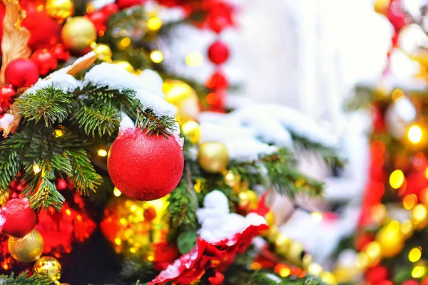 Kerstboom Decoraties Rode Bal Boom Tegen Achtergrond Van Nieuwjaarslicht Bokeh — Stockfoto
