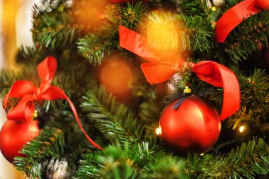Noel ağacı süslemeleri. Ağaçta kırmızı top var. Yılbaşı ışıkları ve Bokeh.Noel.