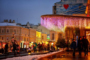 Moskova Rusya - 05.01.2018: Moskova 'nın merkezinde Yeni Yıl Işıkları ve yoldan geçenler yürüyor