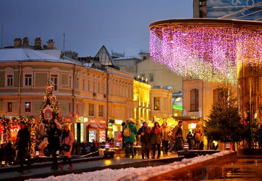 Moskova Rusya - 05.01.2018: Moskova 'nın merkezinde Yeni Yıl Işıkları ve yoldan geçenler yürüyor