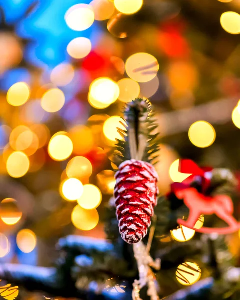 Різдвяна Іграшка Червоний Конус Новорічній Ялинці Розмитому Фоні Вогнями — стокове фото