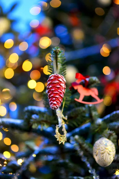 Weihnachtsspielzeug Ein Roter Kegel Auf Einem Silvesterbaum Vor Verschwommenem Hintergrund Stockbild