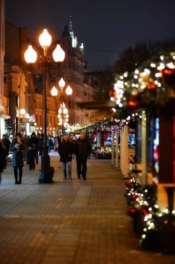 Moskova, Rusya - 01-13-2018: MOSCOW 'DA YILI. İnsanlar yürür, Yeni yıl ışıkları parlar