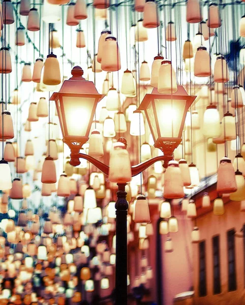 Izzó Utcai Lámpa Nem Fókuszál Háttérben Homályos Lámpák — Stock Fotó