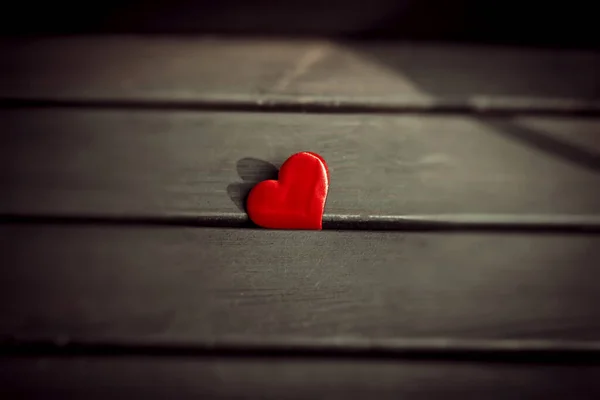 Rood Decoratief Hart Een Houten Achtergrond Valentijnsdag Achtergrond — Stockfoto