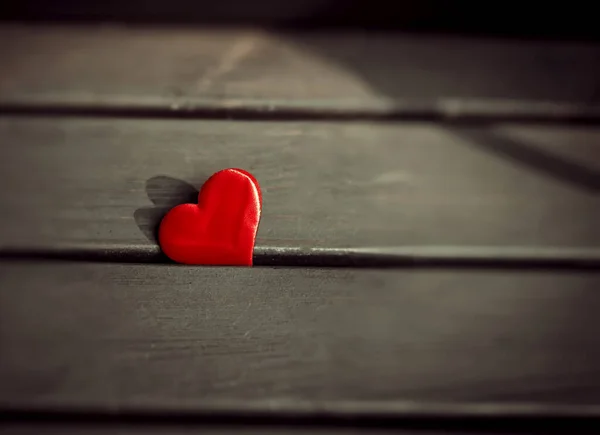 Rood Decoratief Hart Een Houten Achtergrond Valentijnsdag Achtergrond — Stockfoto