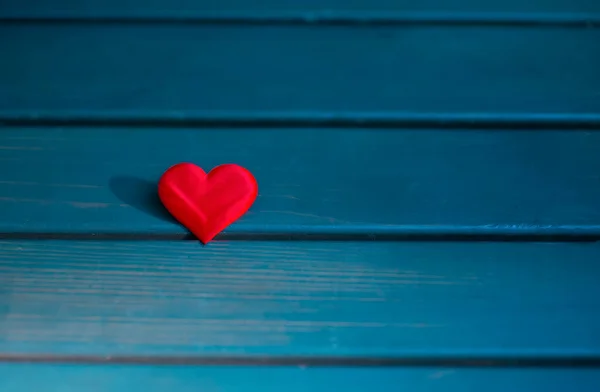 Corazón Decorativo Rojo Sobre Fondo Madera Turquesa Fondo Del Día — Foto de Stock