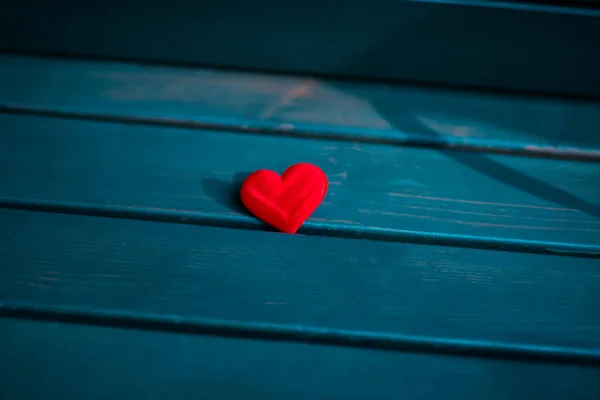 ターコイズブルーの木製の背景に赤い装飾的な心 バレンタインデーの背景 — ストック写真