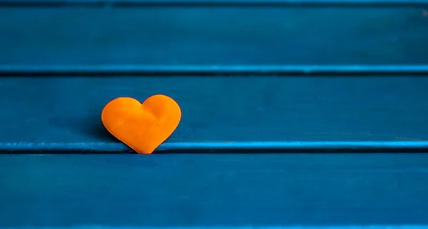 Mavi Ahşap Arka Planda Sarı Dekoratif Kalp Sevgililer Günü Geçmişi — Stok fotoğraf