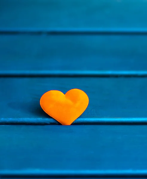 Gele Decoratieve Hart Een Blauwe Houten Achtergrond Valentijnsdag Achtergrond — Stockfoto