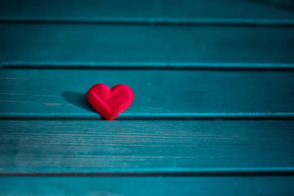 Turkuaz Ahşap Arka Planda Kırmızı Dekoratif Kalp Sevgililer Günü Geçmişi — Stok fotoğraf
