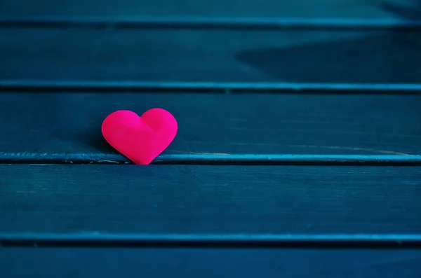 Corazón Decorativo Rojo Sobre Fondo Madera Turquesa Fondo Del Día —  Fotos de Stock