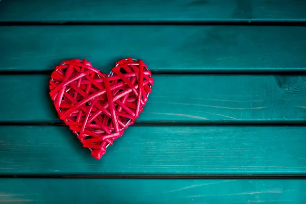 Turkuaz Ahşap Arka Planda Kırmızı Dekoratif Kalp Sevgililer Günü Geçmişi — Stok fotoğraf