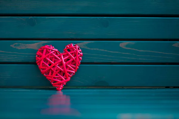 Corazón Decorativo Rojo Sobre Fondo Madera Turquesa Fondo Del Día — Foto de Stock