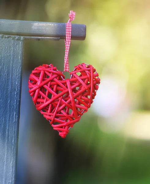 Hermoso Corazón Rojo Decorativo Una Cerca Hierro Sobre Fondo Borroso — Foto de Stock