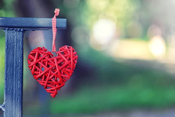 Gyönyörű Piros Dekoratív Szív Egy Vas Kerítésen Homályos Háttérrel Valentin — Stock Fotó