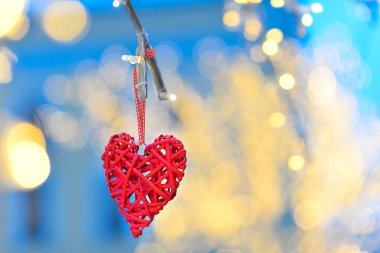 Bulanık mavi arka planda kırmızı kalp. Sevgililer Günü