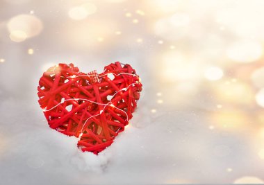 Karda kırmızı dekoratif kalp