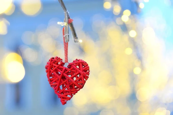 Corazón Rojo Sobre Fondo Azul Borroso Día San Valentín — Foto de Stock