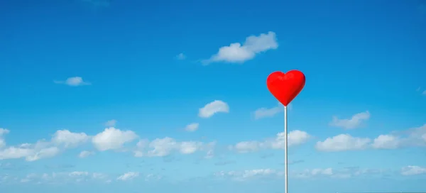 Símbolo Del Amor Corazón Rojo Sobre Fondo Del Cielo Azul —  Fotos de Stock