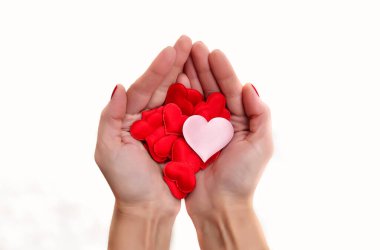 Küçük kırmızı kalpler ellerinde. Aşkın sembolü