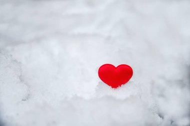 Beyaz karda iki kırmızı kalp. Sevgililer Günü konsepti. Aşkın sembolü