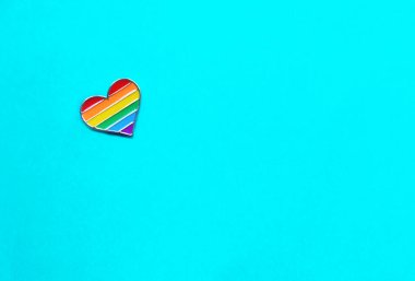 LGBT ve asgari insan hakları kavramı, mavi arka planda LGBT bayrağı şeklinde kalp