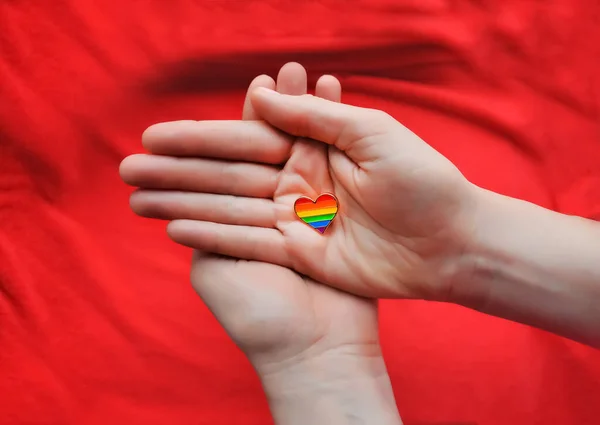 Cuore Con Bandiera Lgbt Mano Fondo Rosso — Foto Stock