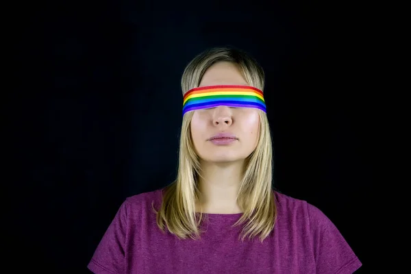 Gözlerini Lgbt Bandıyla Kapatan Kadın Lgbt Toplumunun Sansürlenmesinin Kavramsal Görüntüsü — Stok fotoğraf
