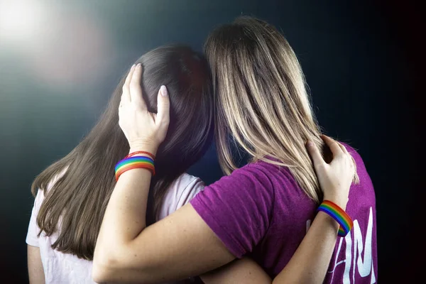 Zwei Mädchen Mit Lgbt Schleifen Umarmen Sich — Stockfoto