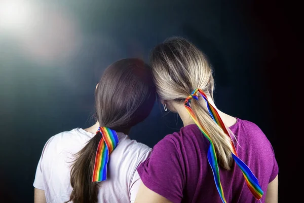 Zwei Mädchen Mit Lgbt Schleifen Umarmen Sich — Stockfoto