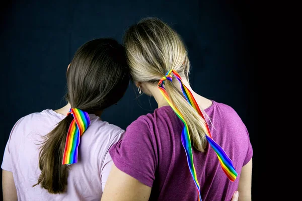 Deux Filles Avec Des Rubans Lgbt Embrassent — Photo