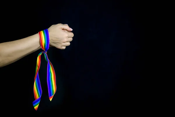 Hände Mit Regenbogenband Gebunden Lgbt Symbol — Stockfoto